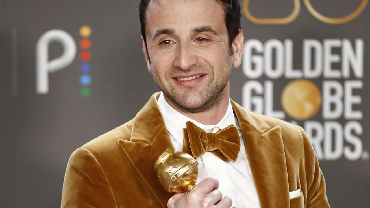 El compositor estadounidense de música de cine Justin Hurwitz posa con su galardón a la Mejor Banda Sonora Original.