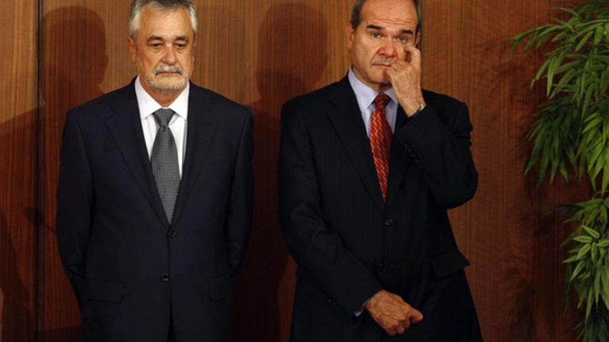 José Antonio Griñán (izquierda), junto al también expresidente andaluz Manuel Chaves, ambos implicados en el caso de los ERE, en septiembre del 2013, en Sevilla.