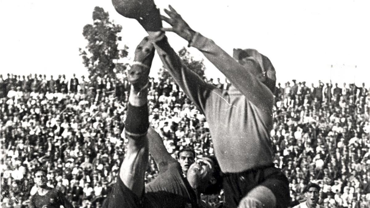 Samitier, en una jugada acrobática con el Barça.