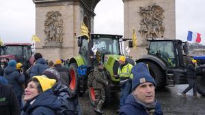 Agricultores protestan contra el acuerdo entre la UE y Mercosur en el centro de París la víspera del acuerdo en Bruselas para su firma.