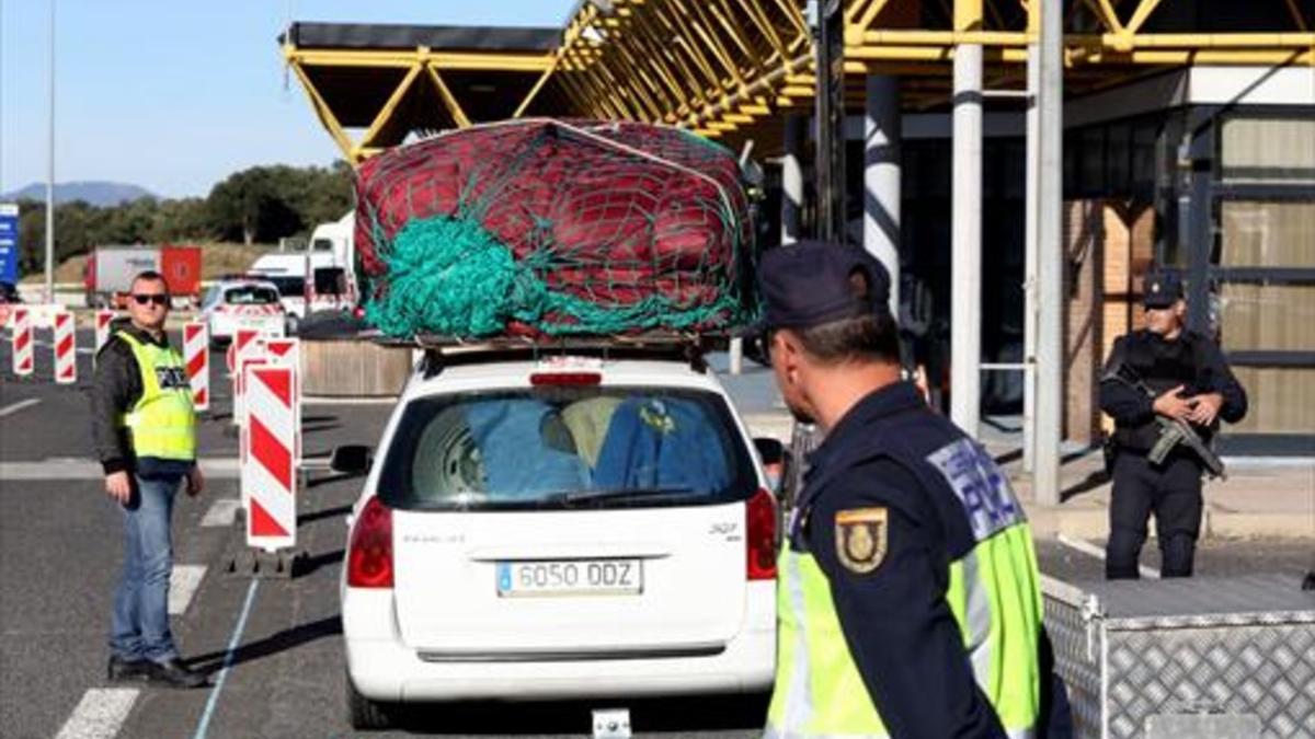 Un control policial en La Jonquera, donde se forman largas colas de vehículos.