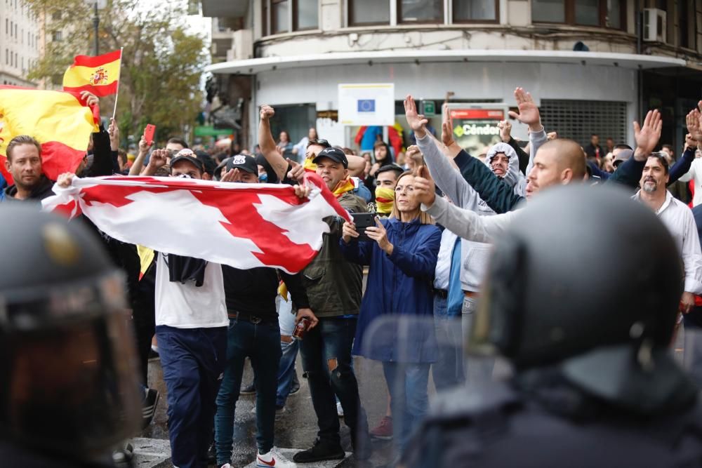 9 d'Octubre: Tensión en las manifestaciones en el centro de València