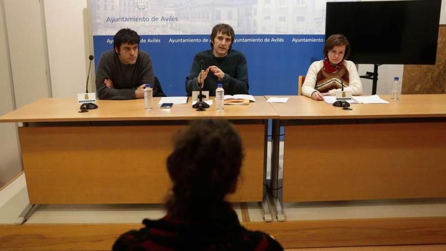 Por la izquierda, David Salcines, Primitivo Abella y Yolanda Suárez, ayer, en la sala de prensa municipal.