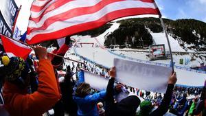 Seguidores de Estados Unidos animan a un esquiador desde la grada de El Tarter.