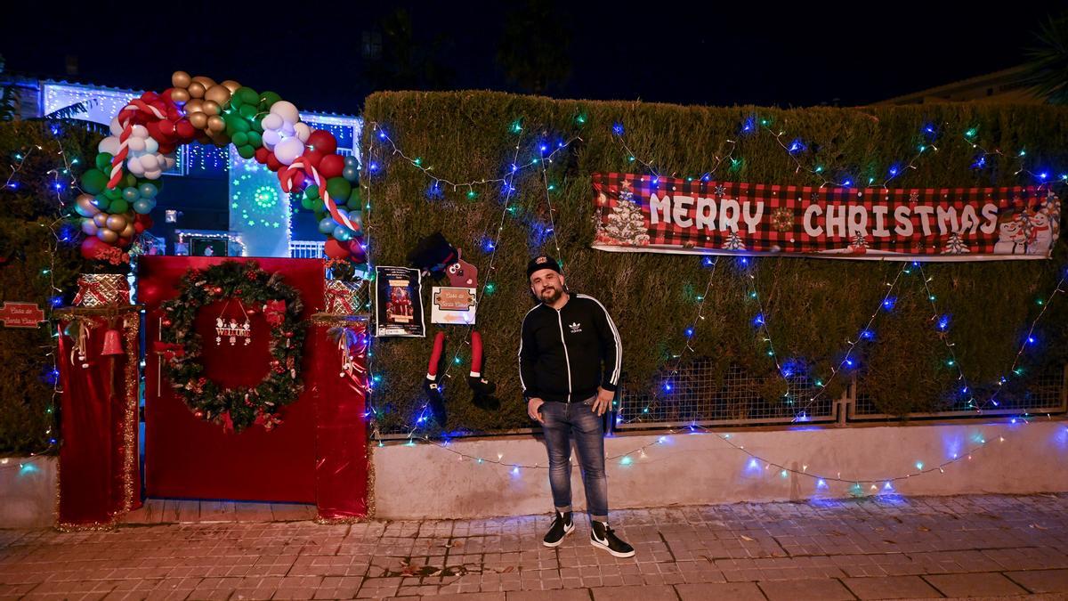 Cristian, el ideólogo de esta casa de Badalona, en el exterior de su vivienda.