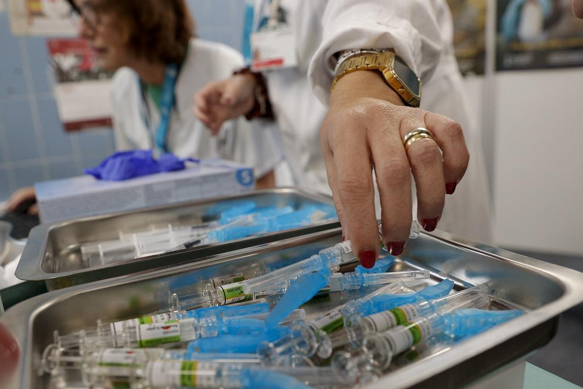 Personal sanitario prepara material para la vacunación.