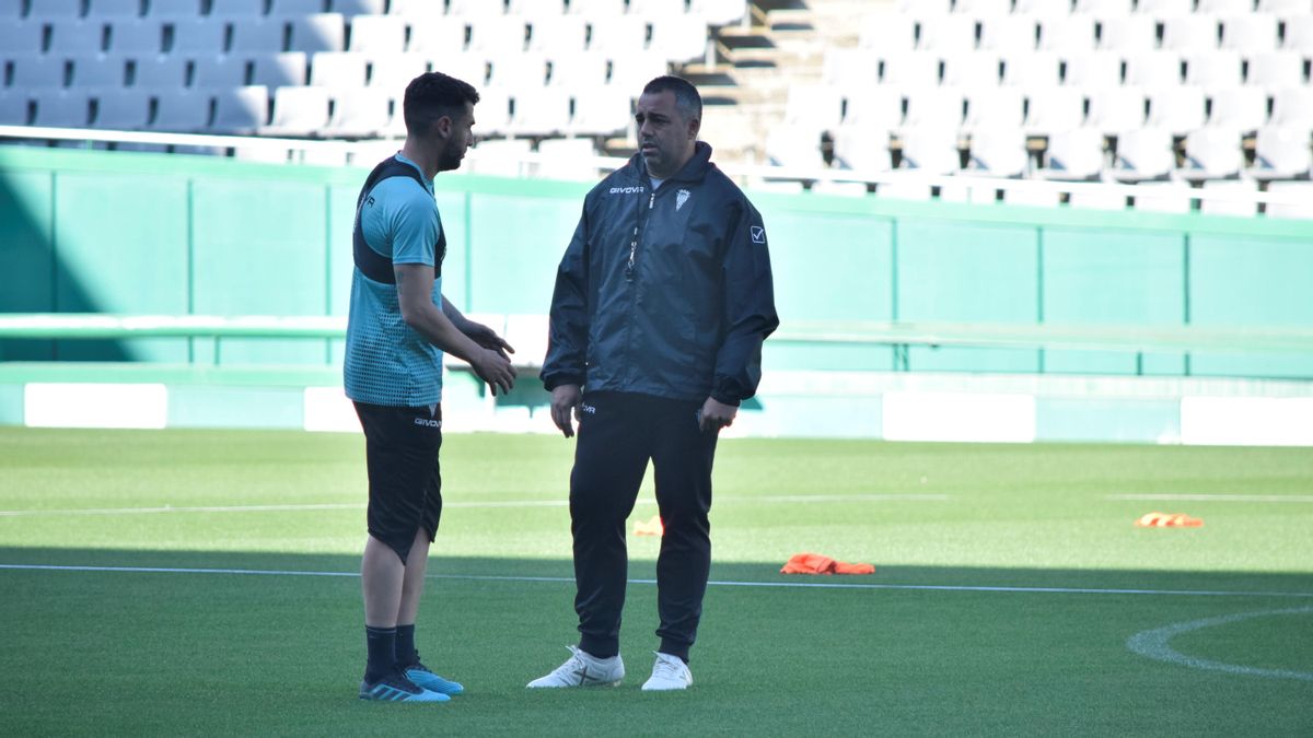 José Cruz habla con Germán Crespo en el entreno de este jueves.