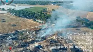 Un incendio arrasa con un asentamiento de chabolas en Lucena del Puerto y deja medio centenar de evacuados
