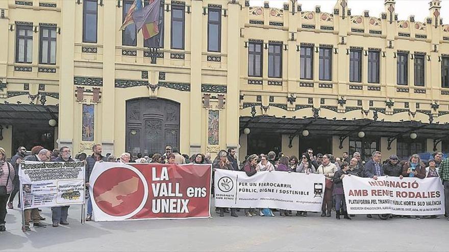 Pitadas por un ‘Cercanías digno’ a la entrada de la Estación del Norte