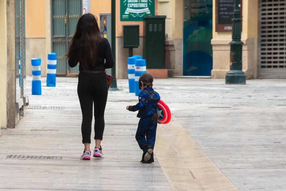 Padres e hijos aprovechan el primer día del desconfinamiento parcial de los niños menores de 14 años para dar un paseo por calles y plazas del Centro de Málaga. En la playa, algunos pequeños aprovechaban para remojarse los pies, bordeando una de las prohibiciones de esta nueva medida.
