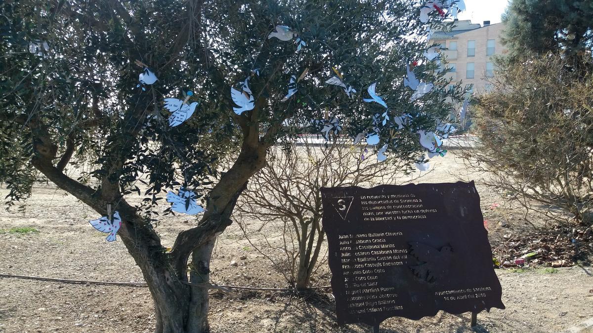 Los mensajes, frases y dibujos del alumnado colgados en el olivo por el día de la paz.