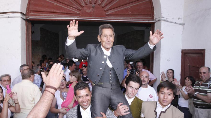 Andrés Vázquez saliendo a hombros de una plaza de toros en una imagen de archivo.