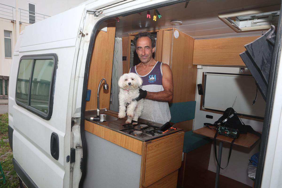 Raúl Diéguez, viajero en una furgoneta camperizada posa con su perro en el vehículo