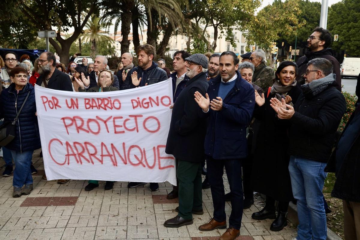 Concejales del grupo socialista y de Con Málaga apoyaron a los vecinos.