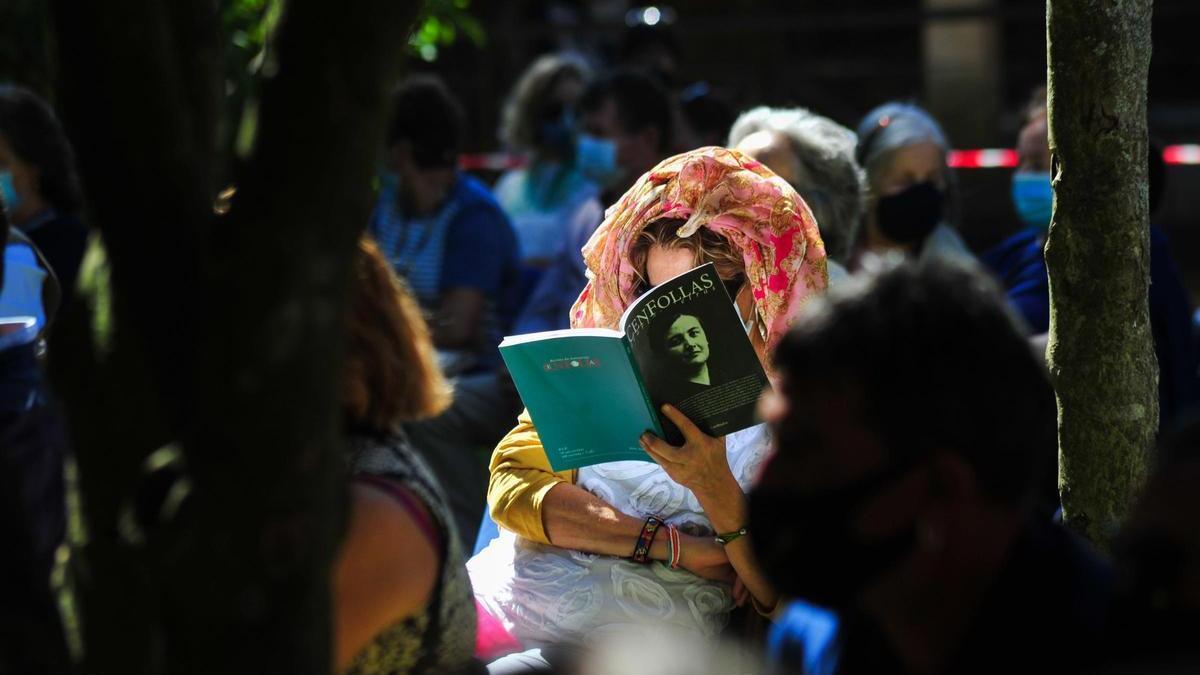 Una lectora de un número anterior de la revista «Cen Follas»