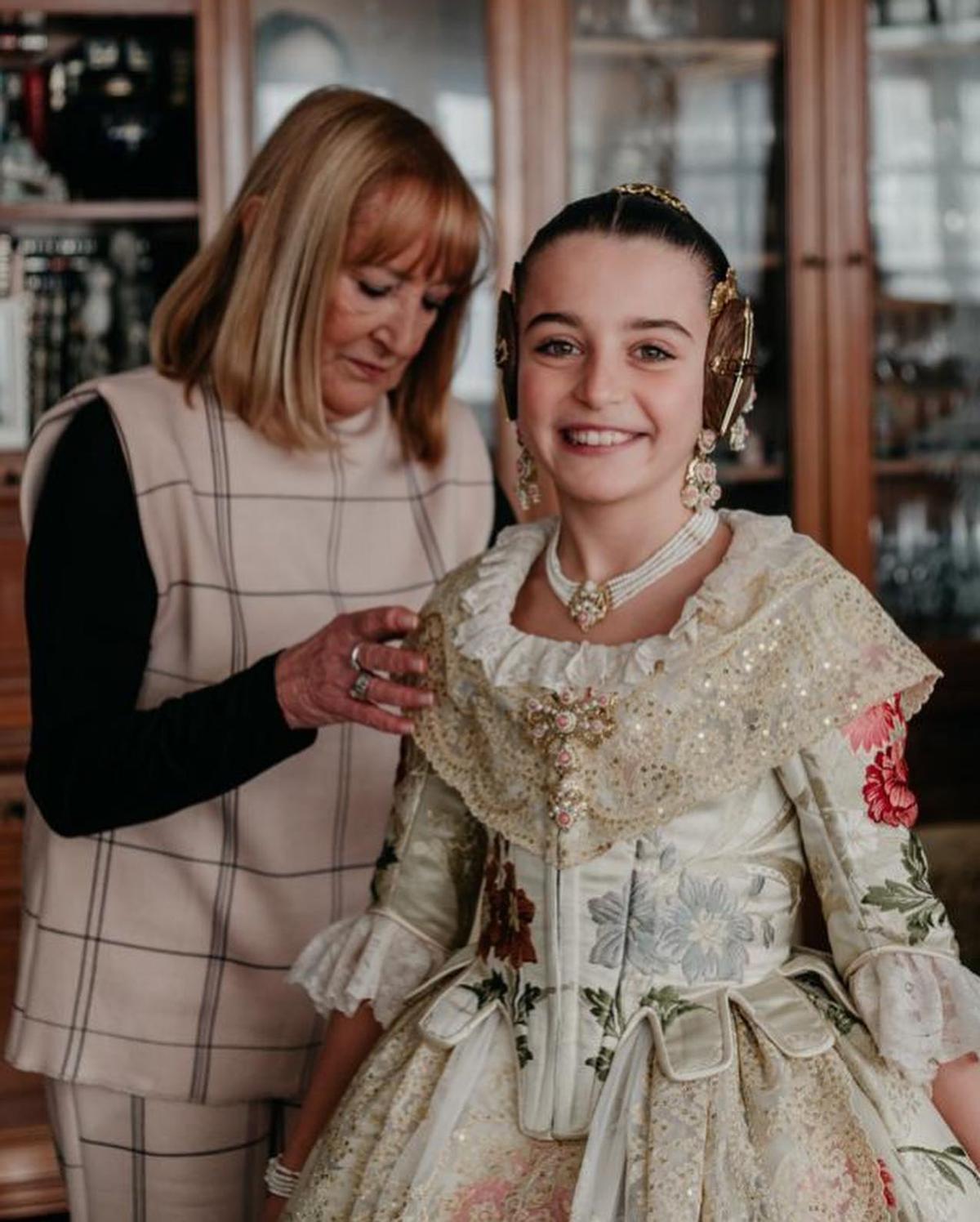 Carmen, con su sobrina nieta Lola López Flor, hija de la fallera mayor de 2000 y componente de la corte de honor de 2024