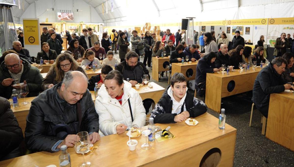 Participantes en la ruta de senderismo, ante la alvariza de Zobra. |