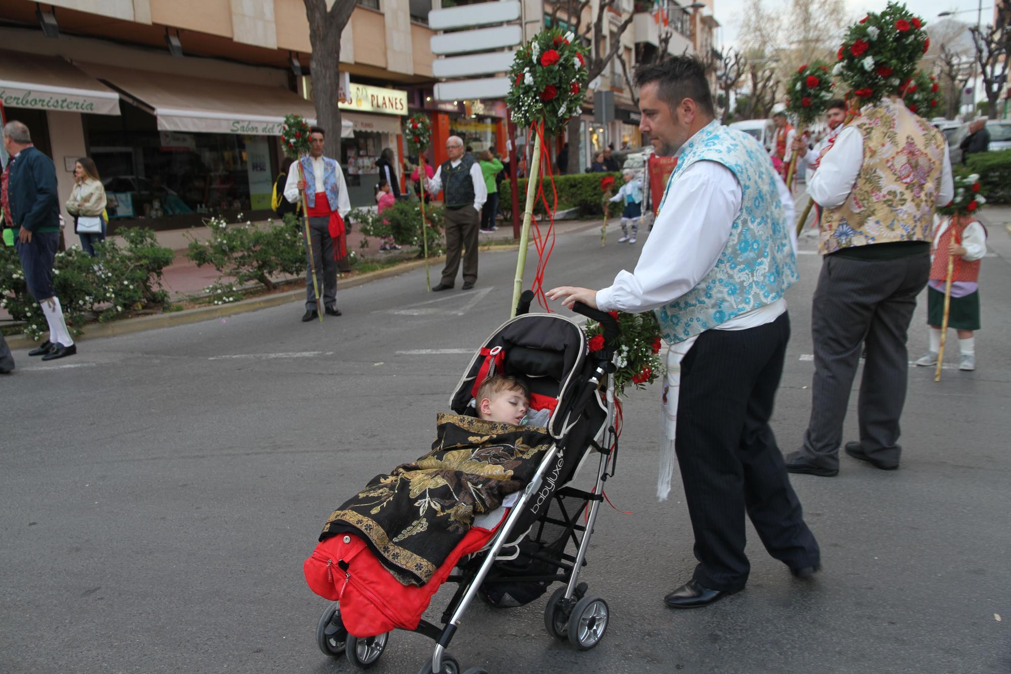 Emotiva y participativa ofrenda en las Fallas de la Vall