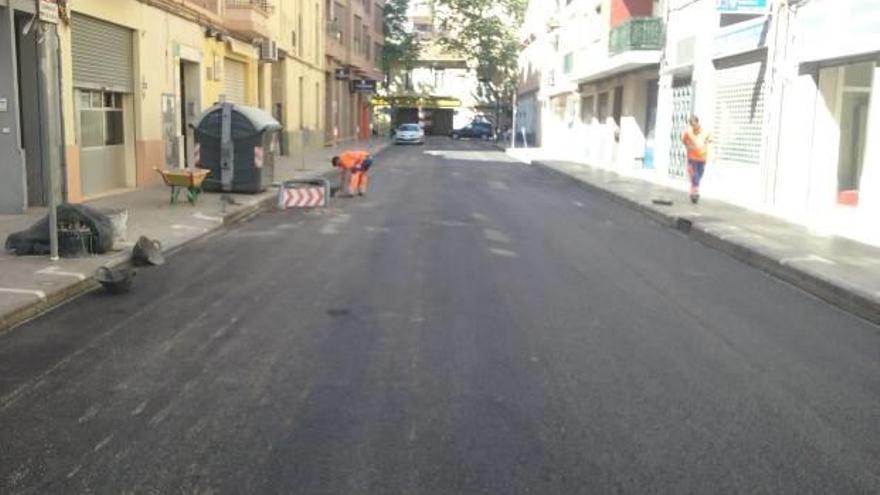 Asfalto fonoabsorbente entre la senda de Sant  Miquel de Soternes y la calle Nou d&#039;octubre