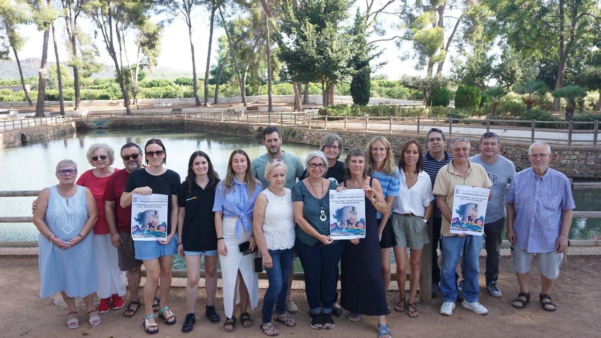 La alcaldesa, ediles e integrantes de la asociación El Molí, con los carteles.