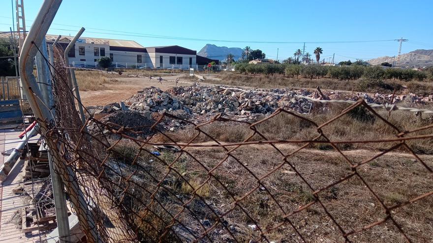 El PSOE recrimina al PP que se comprometa a descontaminar de amianto en Los Manchegos de San Vicente