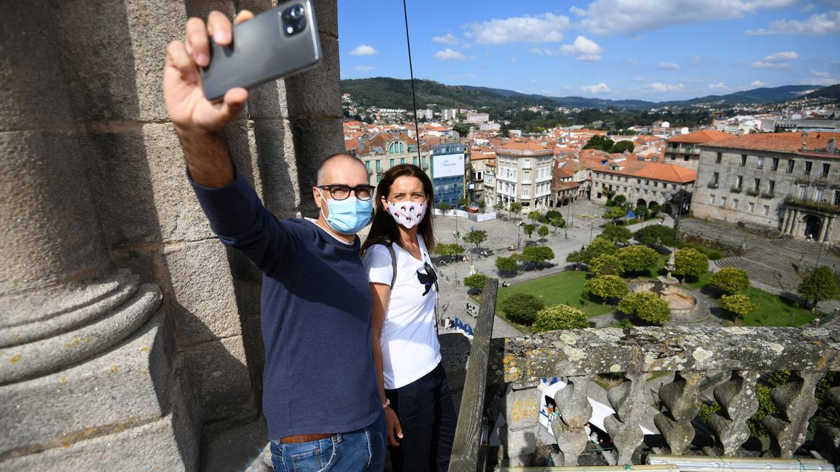 Turistas de La Rioja se hacen una fotografía en el campanario de Santa María.  // G.SANTOS