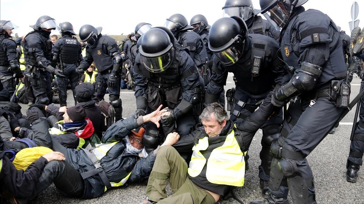 zentauroepp42684981 despr s de carregar per dividir els manifestants en grups  e180327130148