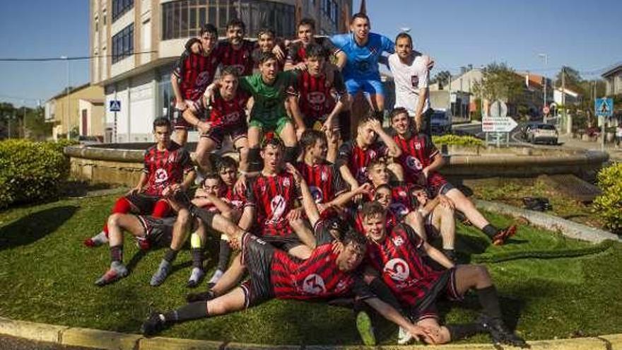 Los juveniles de la EFL, ayer, en la fuente del Empalme. // Bernabé/A. A.