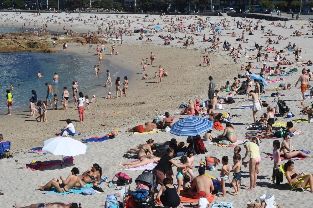 Los termómetros en A Coruña registran temperaturas altas (hasta 27 grados) y las playas de la ciudad se llenan de bañistas.