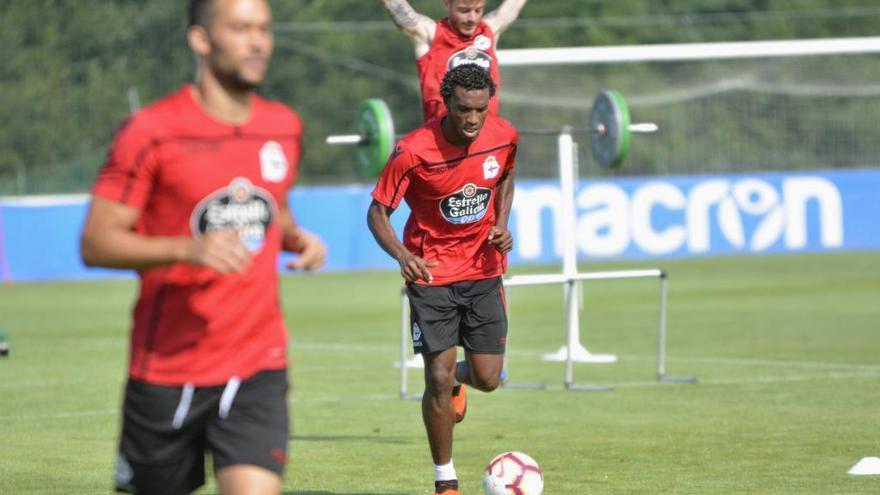 Didier Moreno (c), en un entrenamiento.