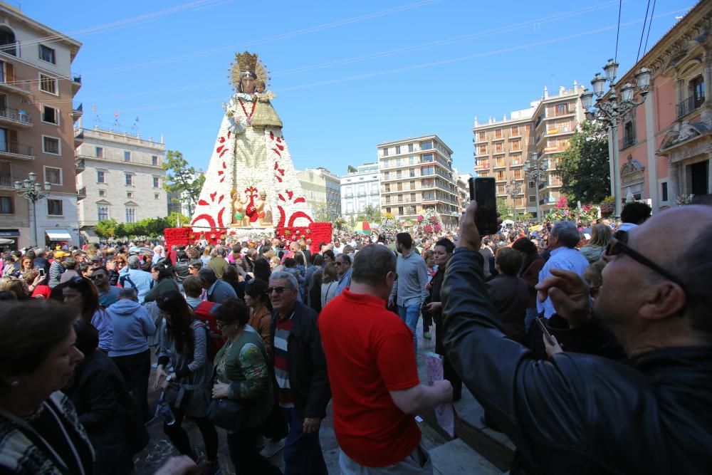 Miles de personas han acudido este lunes a visitar a la Virgen de los Desamparados