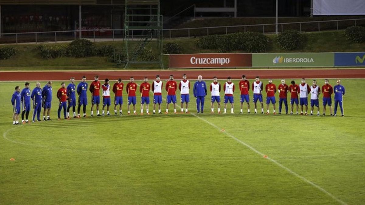 Los jugadores de la selección española, guardando un minuto de silencio por París.