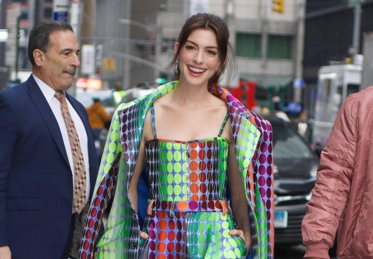 Anne Hathaway con un look a todo color en Nueva York