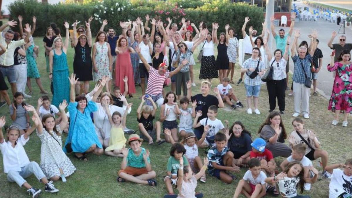 Los niños ucranianos y sus familias disfrutando de una cena en el Hipódromo de Son Pardo