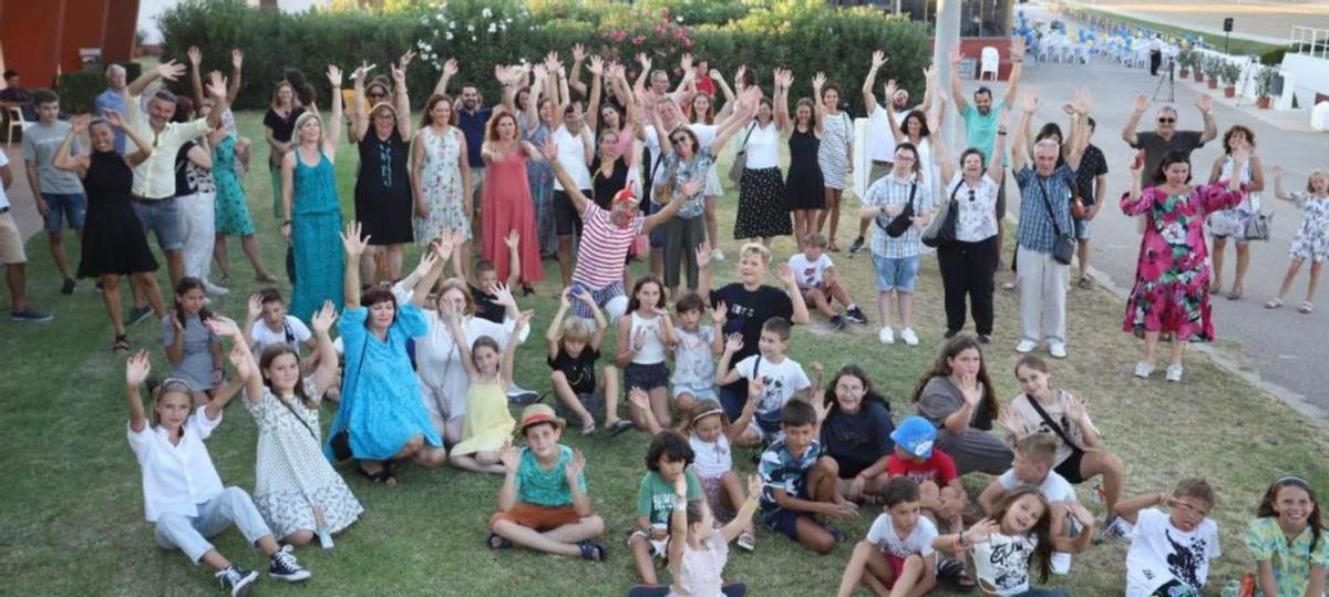 Los niños ucranianos y sus familias disfrutando de una cena en el Hipódromo de Son Pardo