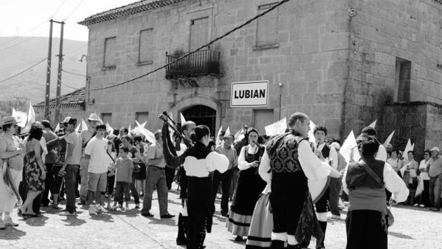 Un grupo de vecinos, ante una de las viviendas de la estación ferroviaria de Lubián.