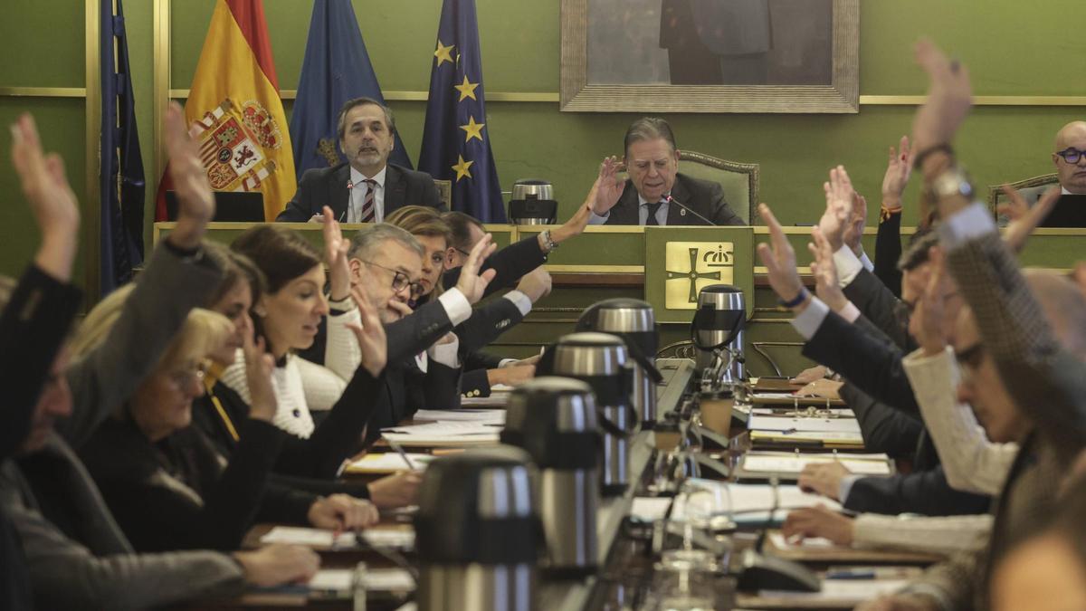VÍDEO: Tensa discusión en el pleno del Ayuntamiento de Oviedo, presidido por Alfredo Canteli: "Es usted una verdulera"