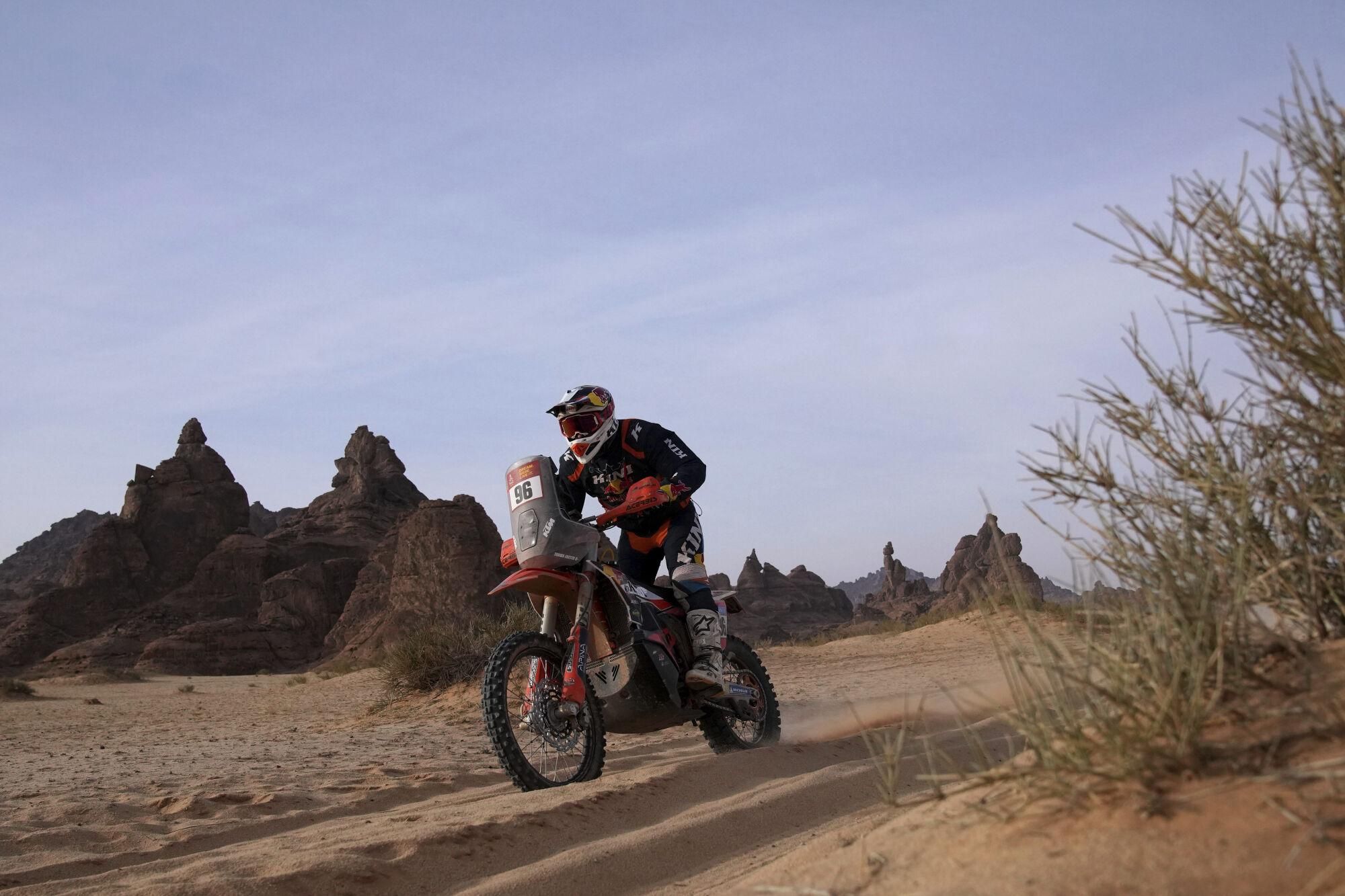 Rider Tobias Ebster competes during the fifth stage of the Dakar Rally between Alula and Hail, Saudi Arabia, Thursday, Jan. 9, 2025. (AP Photo/Christophe Ena). EDITORIAL USE ONLY / ONLY ITALY AND SPAIN