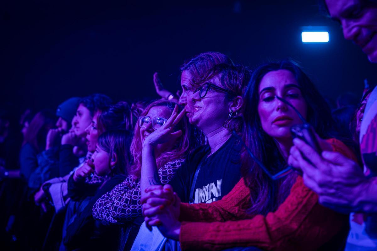Love of Lesbian cierra filas con su ‘hermandad’ en un inflamado estreno en Razzmatazz