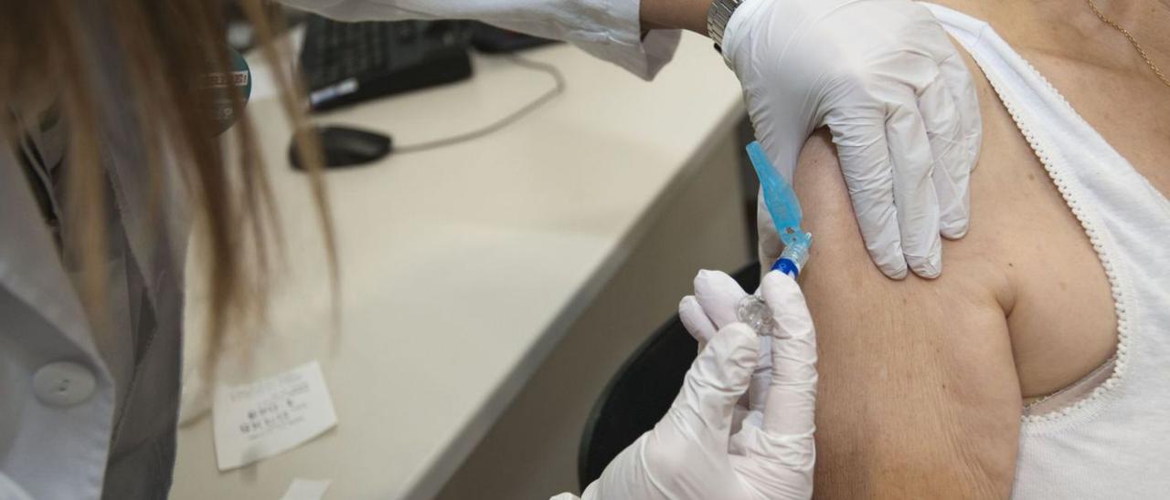 Una mujer recibe una vacuna. |  // CASTELEIRO/ROLLER AGENCIA