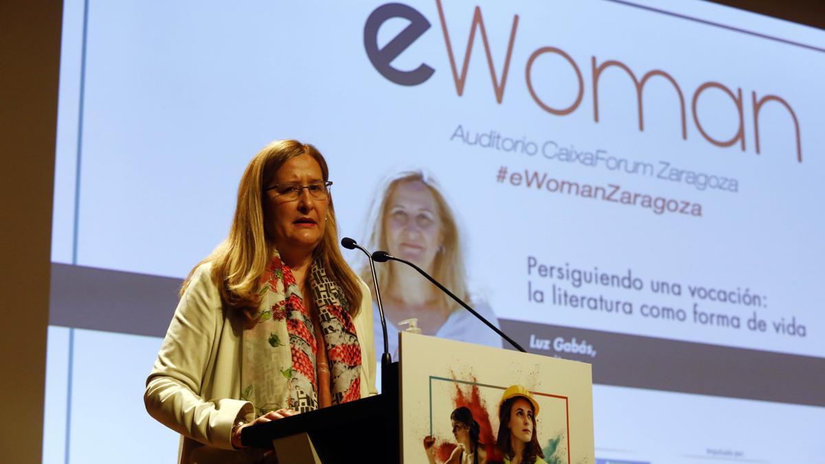 Luz Gabás, escritora, aportó un visión diferente al liderazgo femenino y la persecución de sueños.