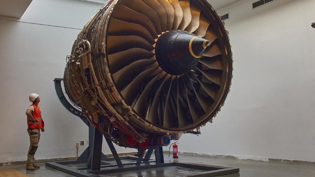 El motor del Airbus, ya instalado en el Museo.
