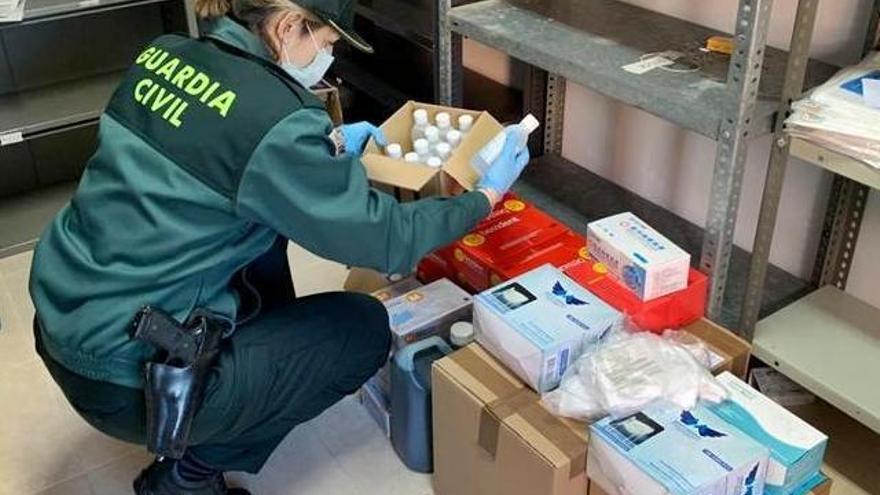 La Guardia Civil entrega material sanitario a la prisión de Badajoz para luchar contra el covid-19