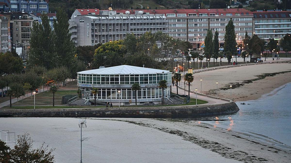 El Náutico de Sada, en el paseo marítimo.   | // CARLOS PARDELLAS