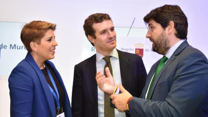 Fernando López Miras y Noelia Arroyo, junto a Pablo Casado en Fitur