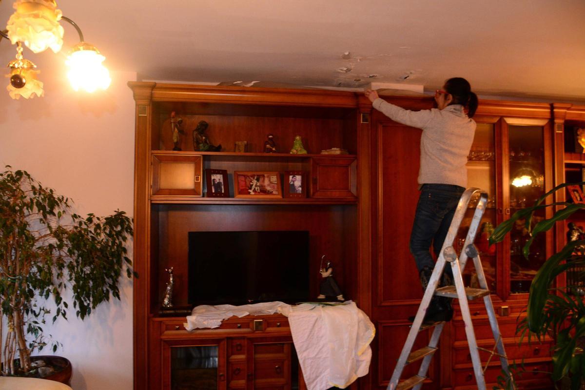 Cristina Pereira muestra la inundación en su piso.