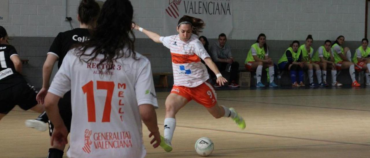 Sara Navalón golpea el balón en el partido del pasado 1 de abril que acabó lesionada.