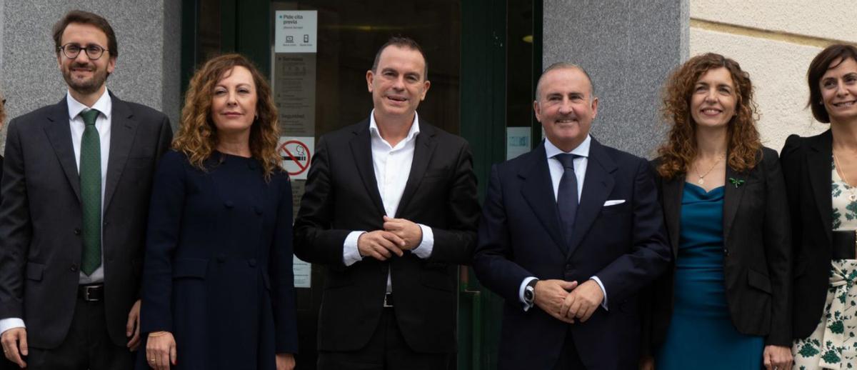 Los responsables del Sabadell y Requejo, en la entrada de la oficina. | Jose Luis Fernández