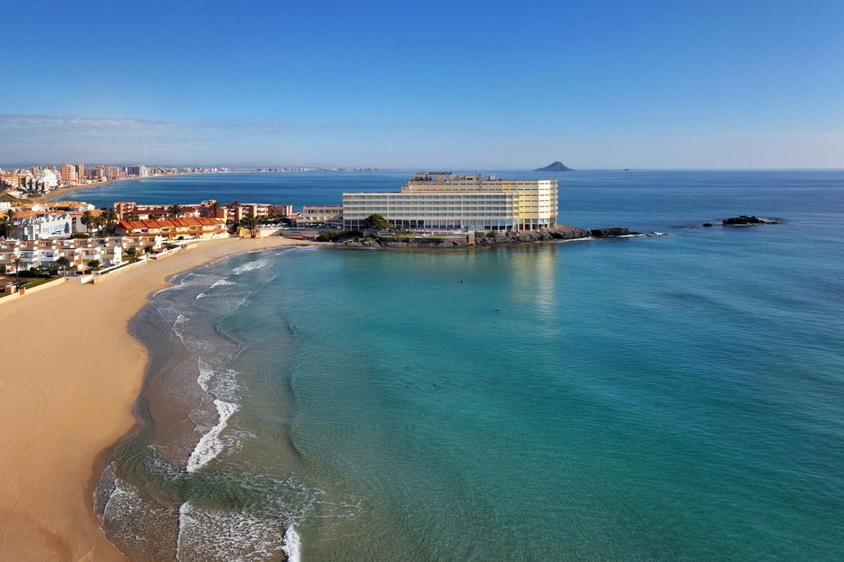 El Hotel Galúa **** es el mítico establecimiento de La Manga que ambientó el famoso film La vida sigue igual, de Julio Iglesias