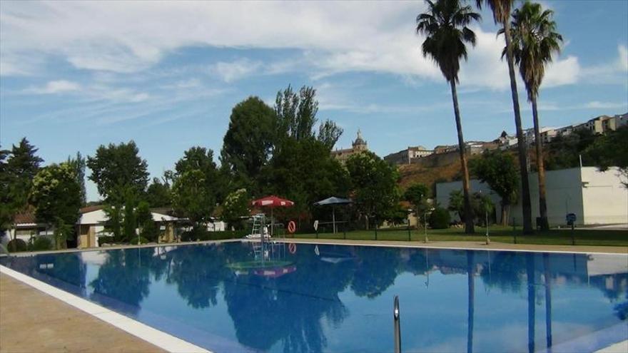 Las piscinas municipales de Coria abrirán el sábado y Rincón lo hará el día 1